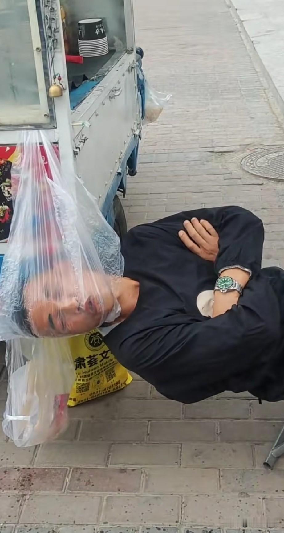 摆小摊的真是太不容易了，一年到头，风风雨雨，都在外面摆小摊，基本上不给自己放假，