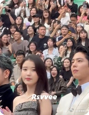 爱纯宽植坐一起IU朴宝剑坐一起IU 朴宝剑坐一起 = 爱纯宽植合体！苦尽柑来的糖