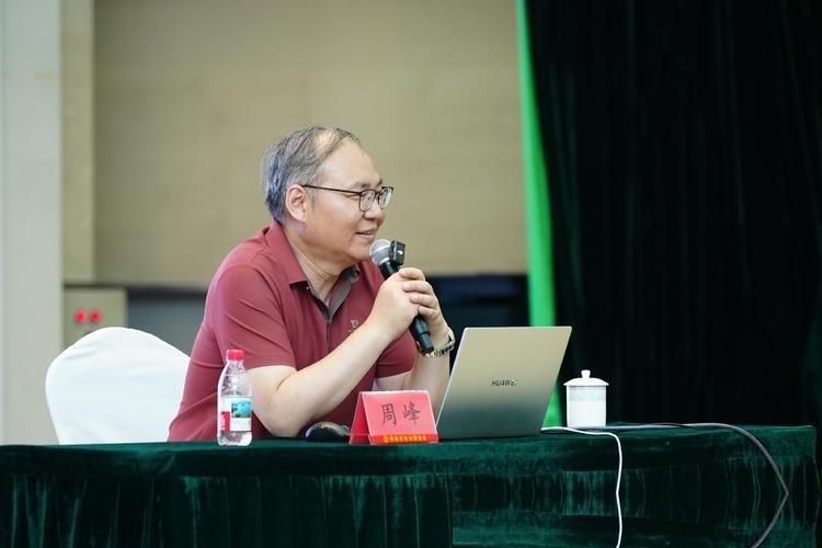 最近有位教育专家的一番话，刺痛了不少中国父母。
大意是说，你把孩子生下来养到18