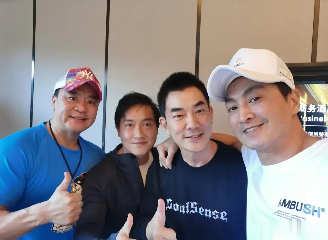 原来何家劲跟任贤齐是非常要好的朋友，任贤齐近期开演唱会何家劲还去现场支持呢，很好