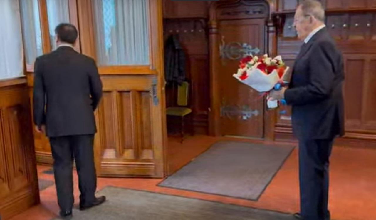 朝鲜外长在克里姆林宫与俄罗斯领导人普京会面，俄外长拉夫罗夫在侧。有意思的是，两国