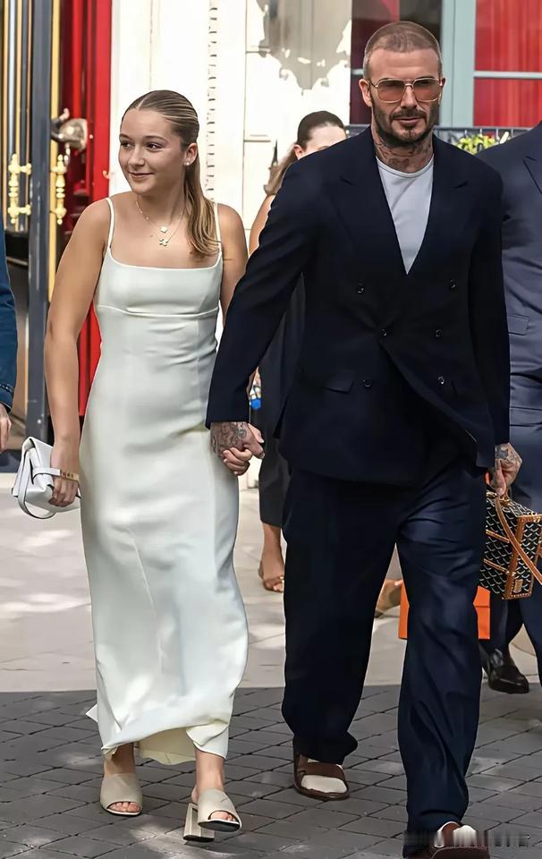 贝克汉姆一家就是落寞了吗？曾经的小公主，小七如今被养的油油腻腻的。贝克汉姆和维多