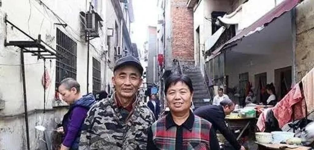 2003年，江西南昌，一对60岁的夫妻，在医院附近做早点售卖，一天上午，一个癌症