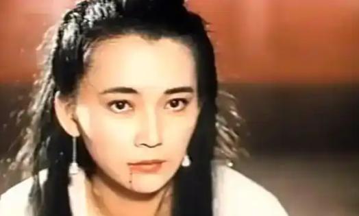 1989年，金马影后胡慧中，被吕小龙骗去拍摄《鬼狐》，拍摄时吕小龙私自加大尺度吻
