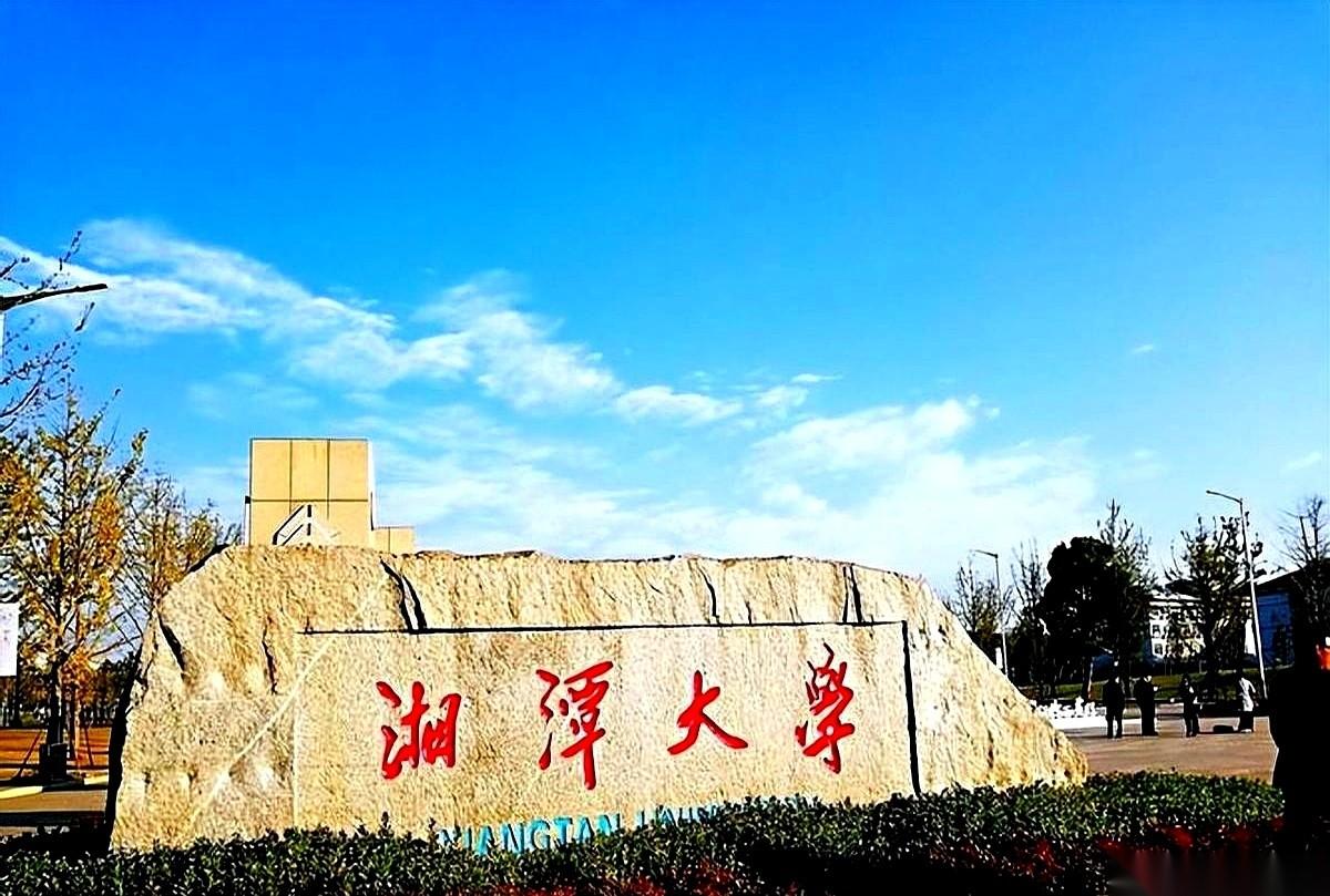 湘潭大学，最近被贺永辉这个名字，架在火上烤。一个考生，用他的故事，把整个大学招生