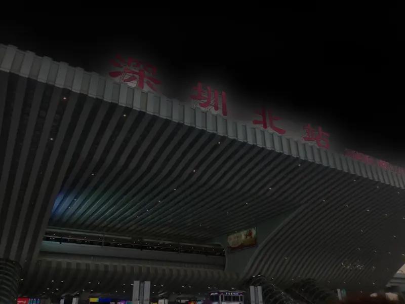 听说有男子在深圳北站台抽烟，12306回应了这事。在站台抽烟可太危险了，站台人来