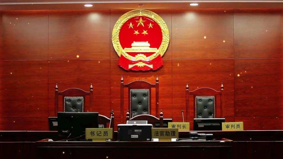“果然还得靠年轻人来整顿”一位年轻的语文老师，频繁被一位学生家长无理举报，甚至被