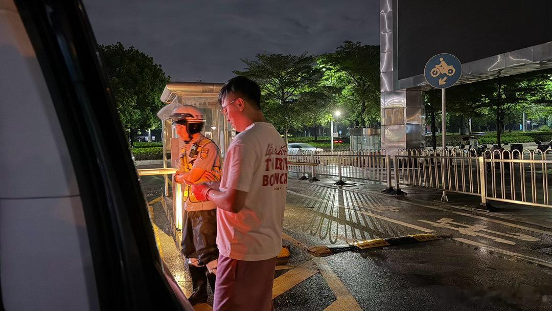 梦想家车顶无端端被敲了一下停车场的栏杆还是铝合金的，敲掉了清漆回来公司，又被同事