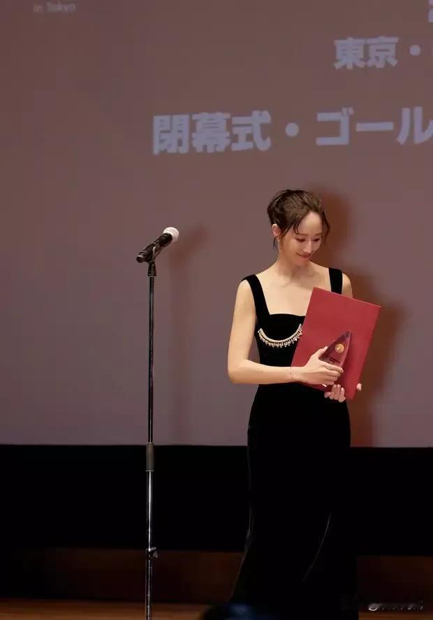  

优雅瞬间 | 领奖台上的她，闪耀夺目！💃🏻🏆

10月末的东京电影节