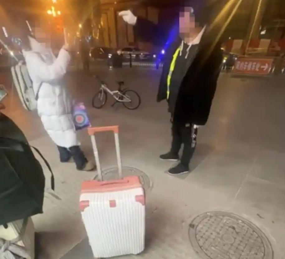 多久没听到黑车敢嚣张的威胁旅客，只因揽客不成，而口出威胁。2025年12月30日