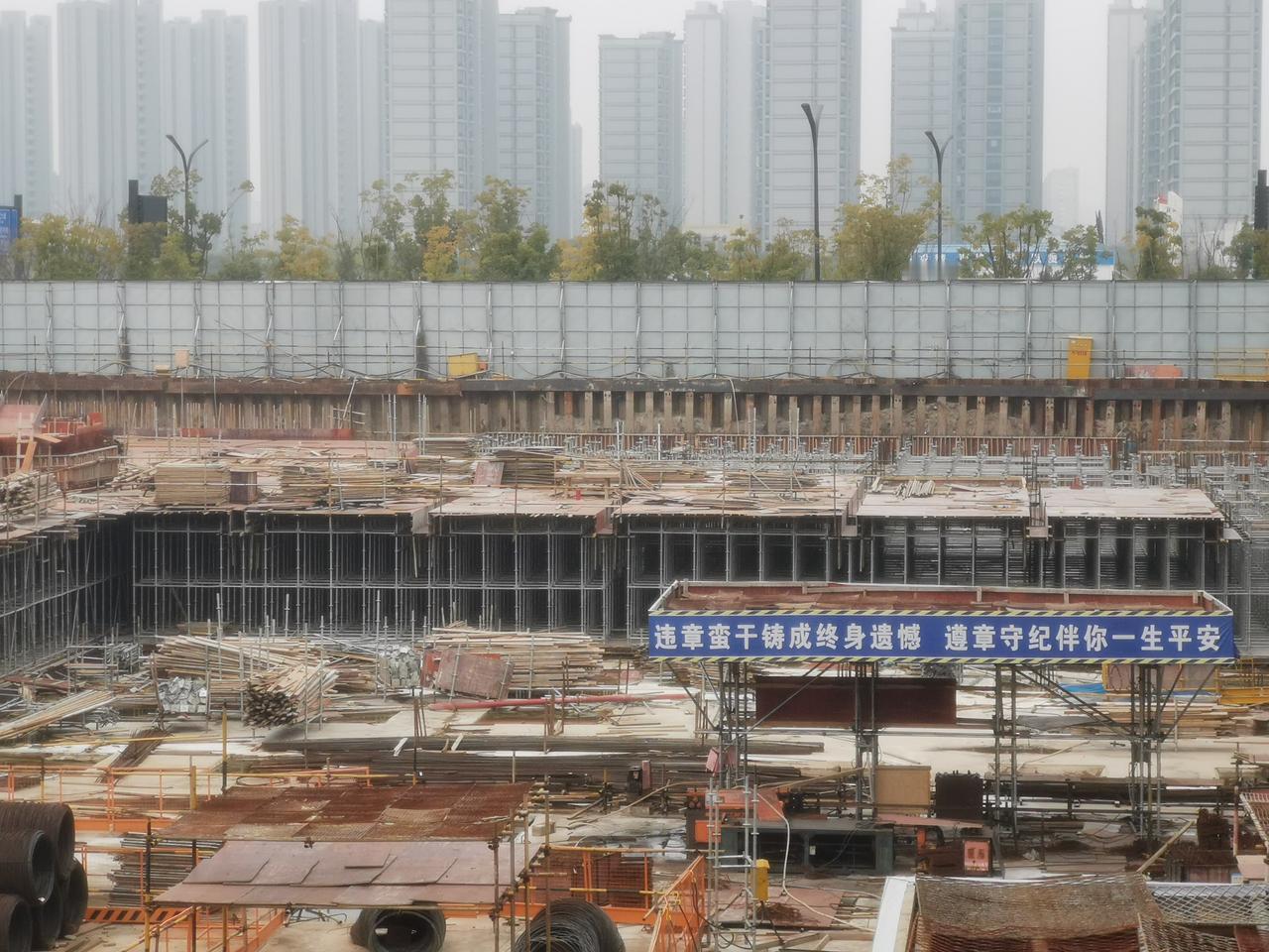 现在建筑工地上的现状不太乐观。新一代年轻人就业观念转变，更青睐舒适、劳动强度小的