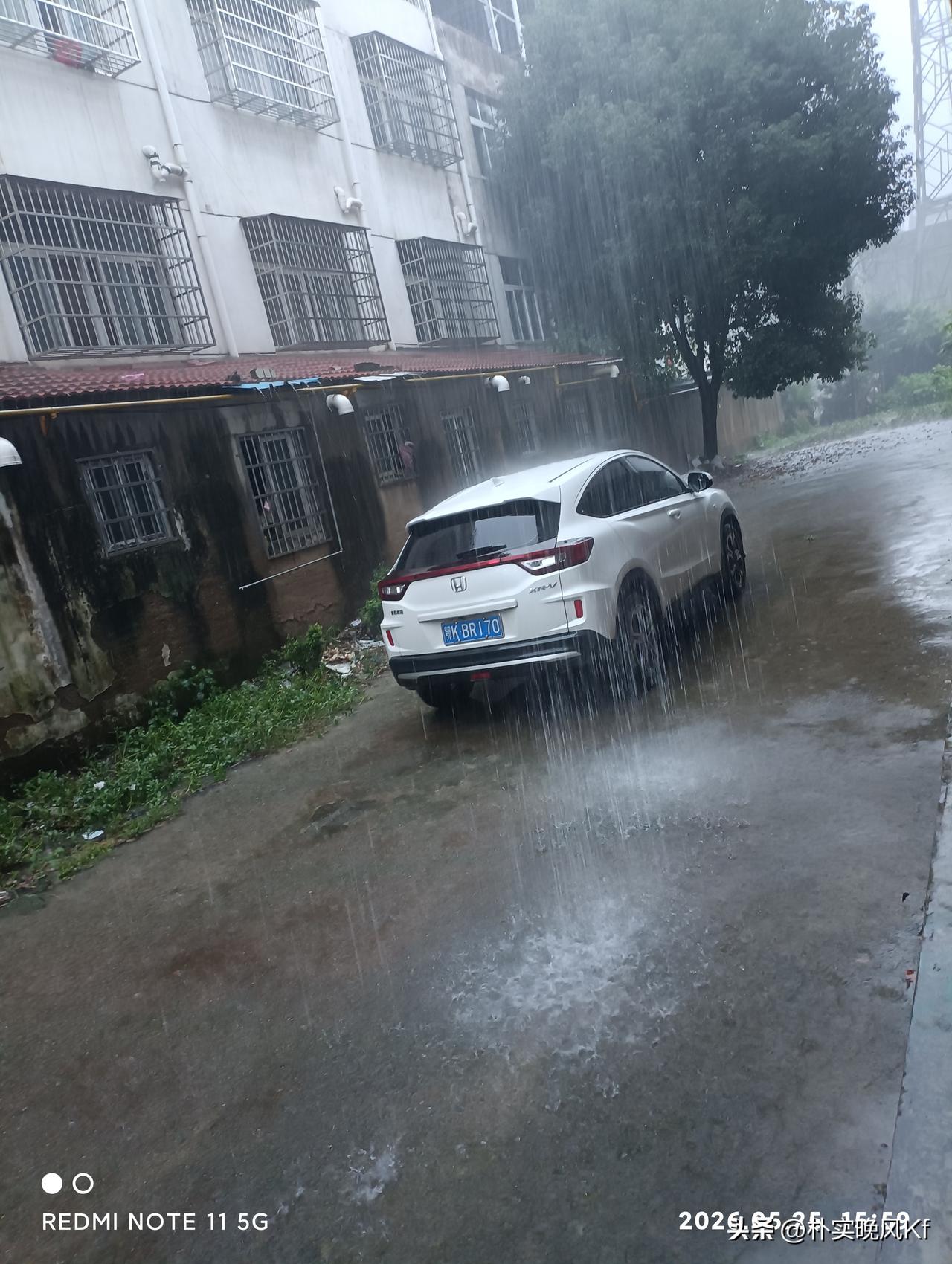 刚经历了一场真正的“倾盆大雨”，那雨势，简直绝了！在气象学里，1小时降水量超过3