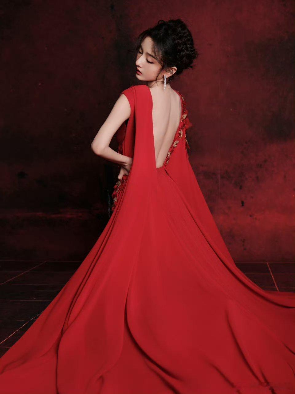宋祖儿星光大赏红衣造型，红是小乔的红，折腰的红   女君绝色，祖鹅值得