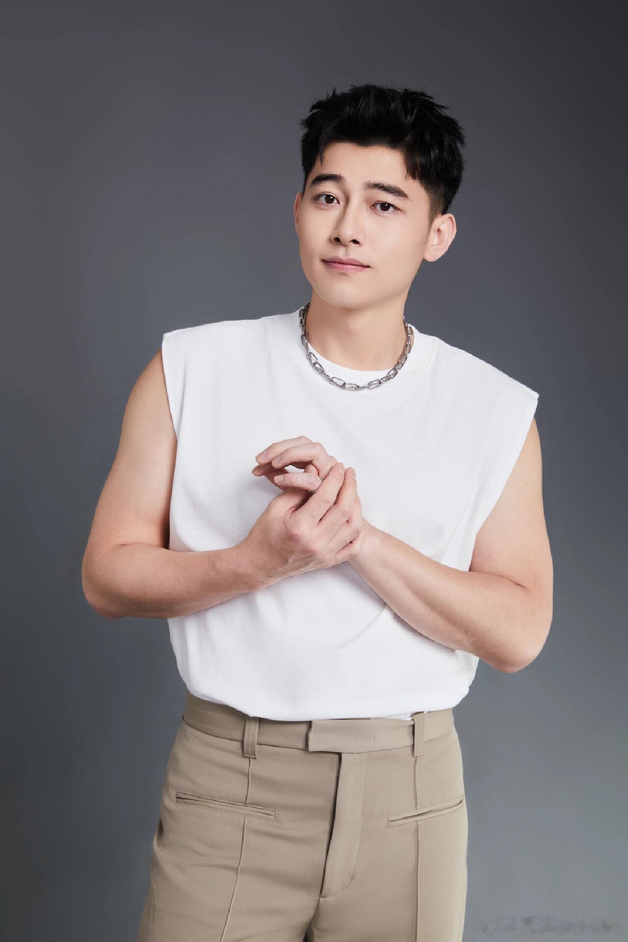 冬奥速滑队员双开门身材太顶了救命！中国冰雪天团的“双开门”身材也太绝了！这谁顶得