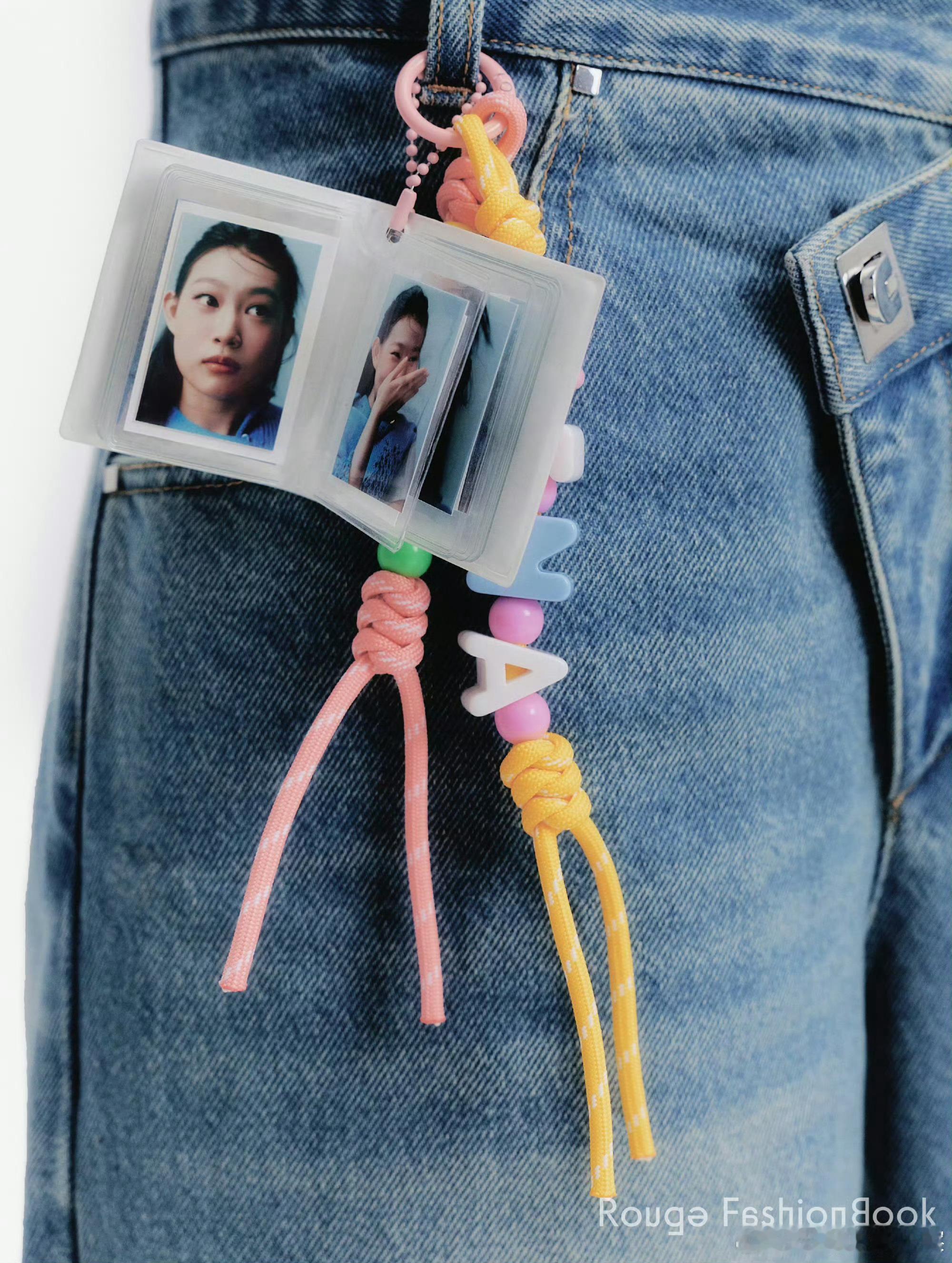 沈佳润把迷你相册挂在裤子上 沈佳润把迷你相册挂在裤子上好可爱！ 