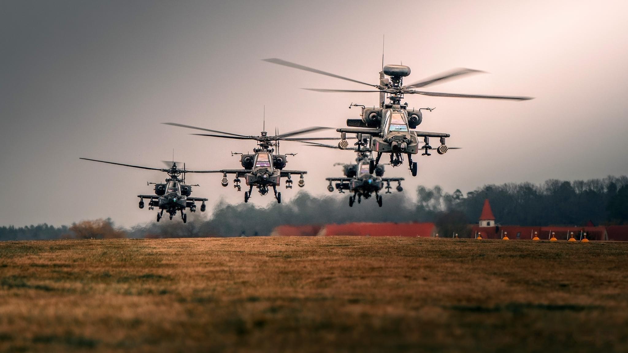 第12战斗航空旅的阿帕奇进行集体训练#外军影像##兵器影像##武器装备# ​​​