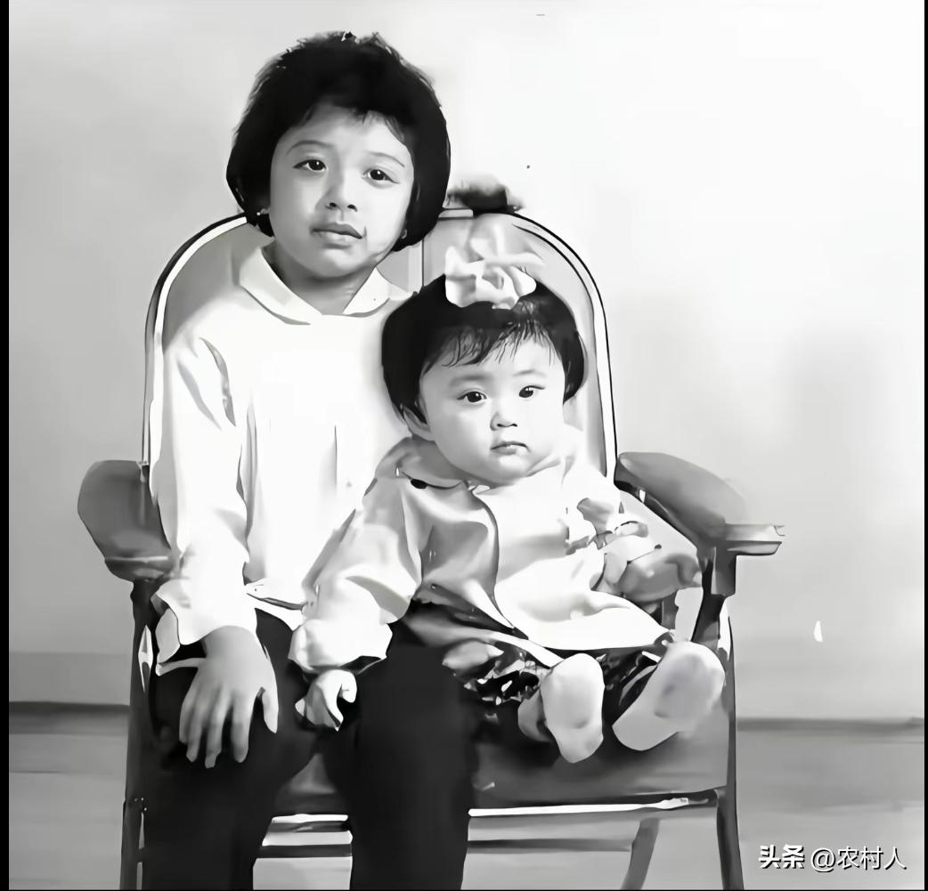 70年代韩红和堂妹，一张珍贵的合影。幼年丧父，在母亲的培养下，成为乐坛的风云人物
