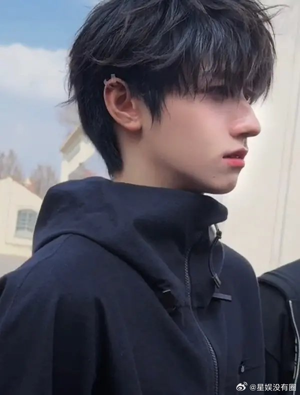 今天朱志鑫prada基金会参观上班图更新 好有混血感网友说，这还不单飞嘛？ 