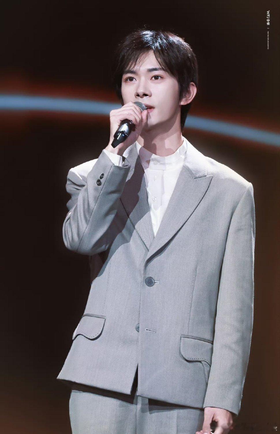 易烊千玺 易烊千玺造型反差感拉满！百花迎春晚会简约亮相尽显随性，电影《惊蛰无声》