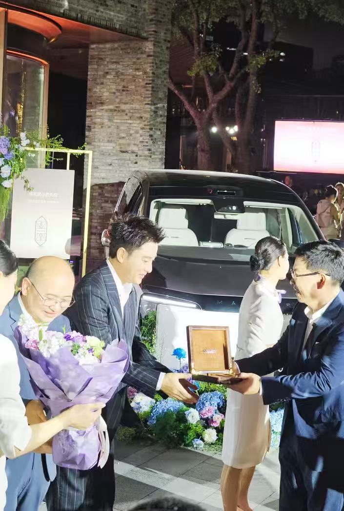在上海看到了内娱熟人尊界这波高端局稳稳拿捏，V800集齐一众明星企业家，S800