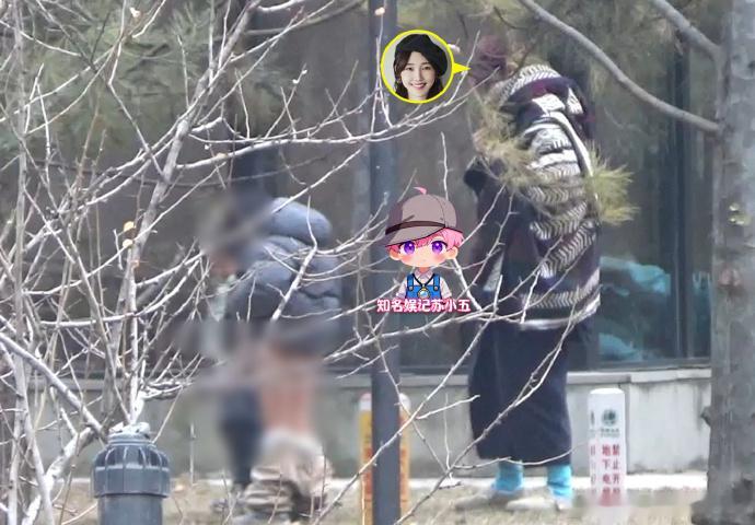 白百何让孩子随地小便白百何让孩子在电缆旁小便 白百何带着儿子和另一位小朋友一起在