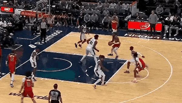 恩比德虎落平阳被犬欺啊！

在奇才主场迎战76人队的第一节比赛中，萨尔篮下接球与