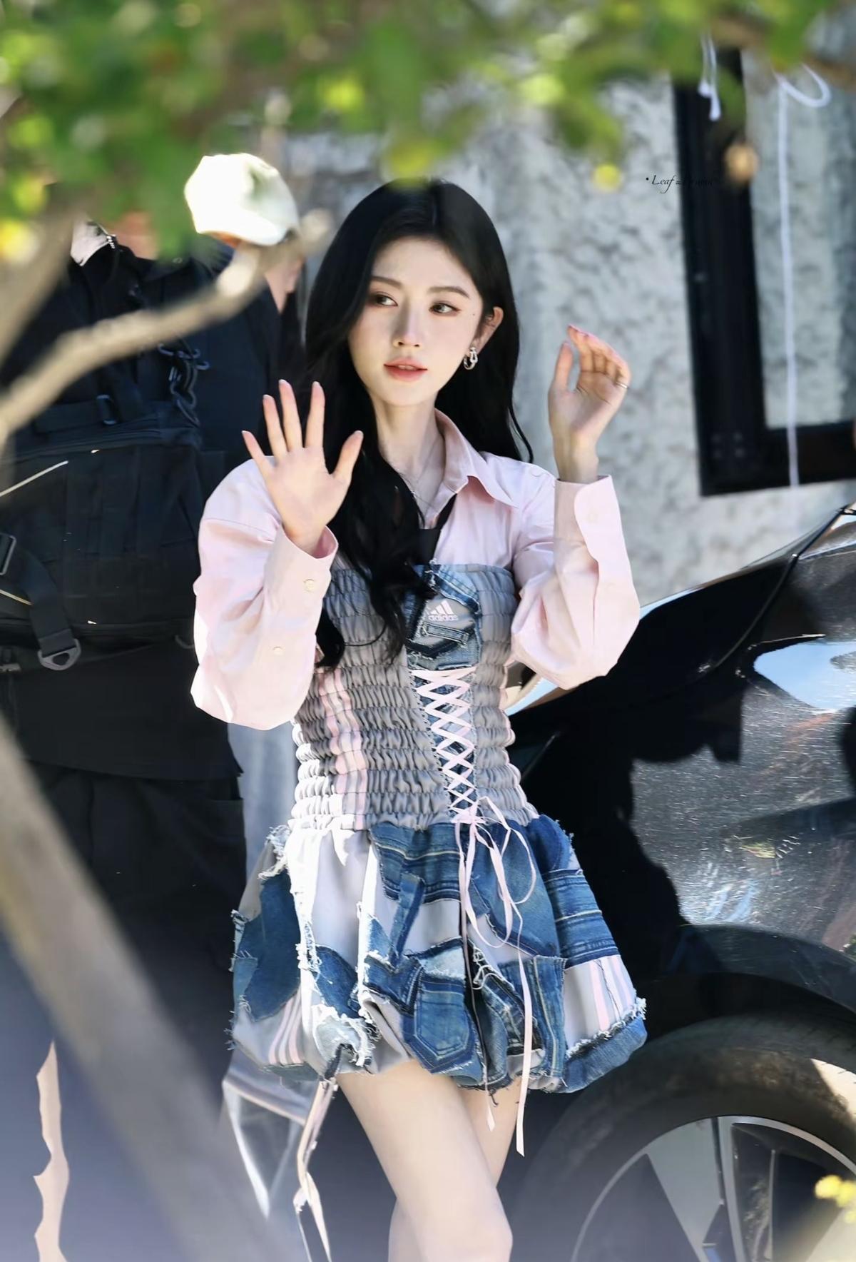 鞠婧祎的造型反差感，又甜又辣谁不爱[比心]粉衬衫+牛仔裙，被鞠婧祎的甜酷感狠狠拿