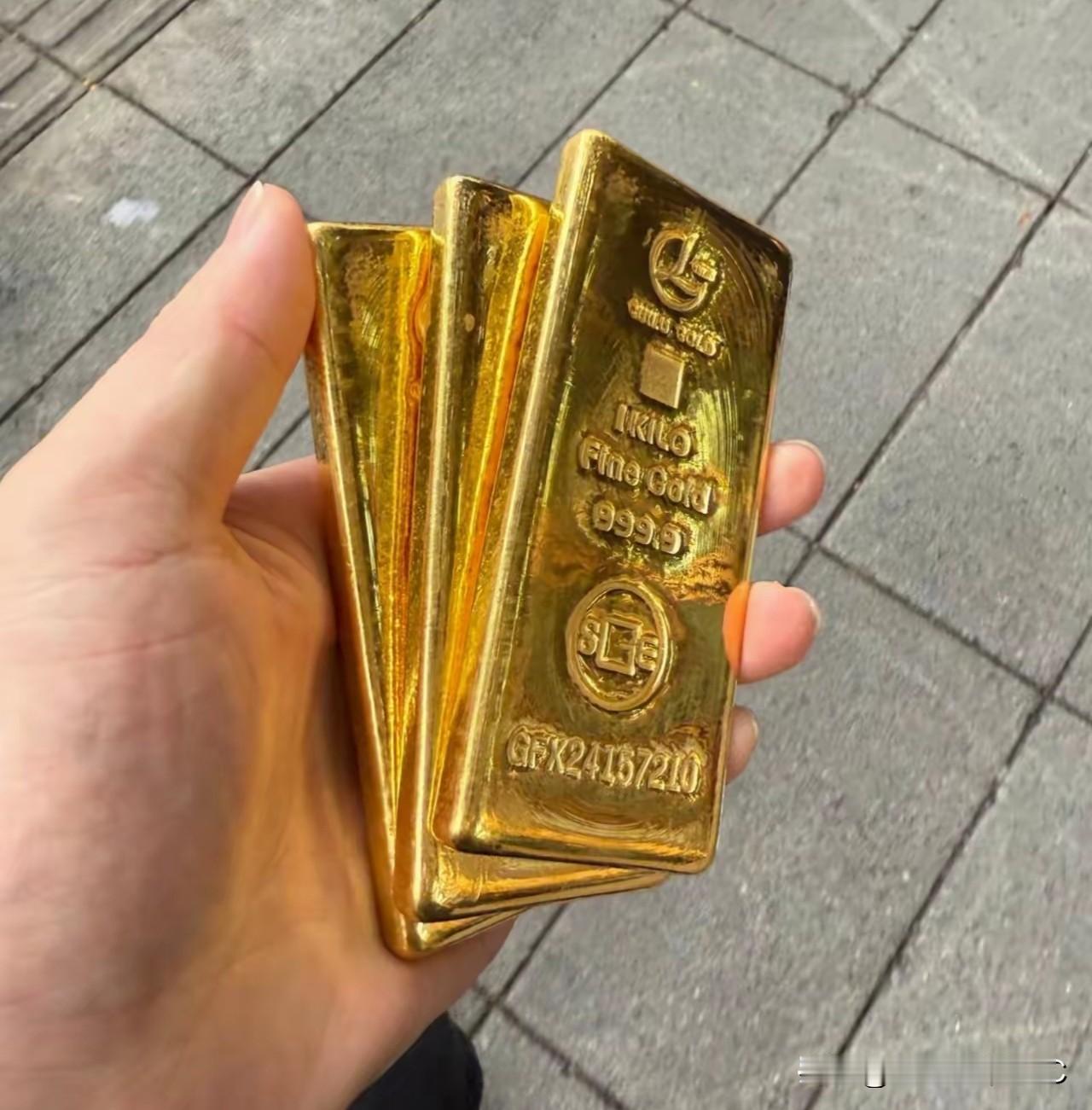 今天2月23号，盯着金价盘面看了一上午，心里真是七上八下的。

早上明明还是11