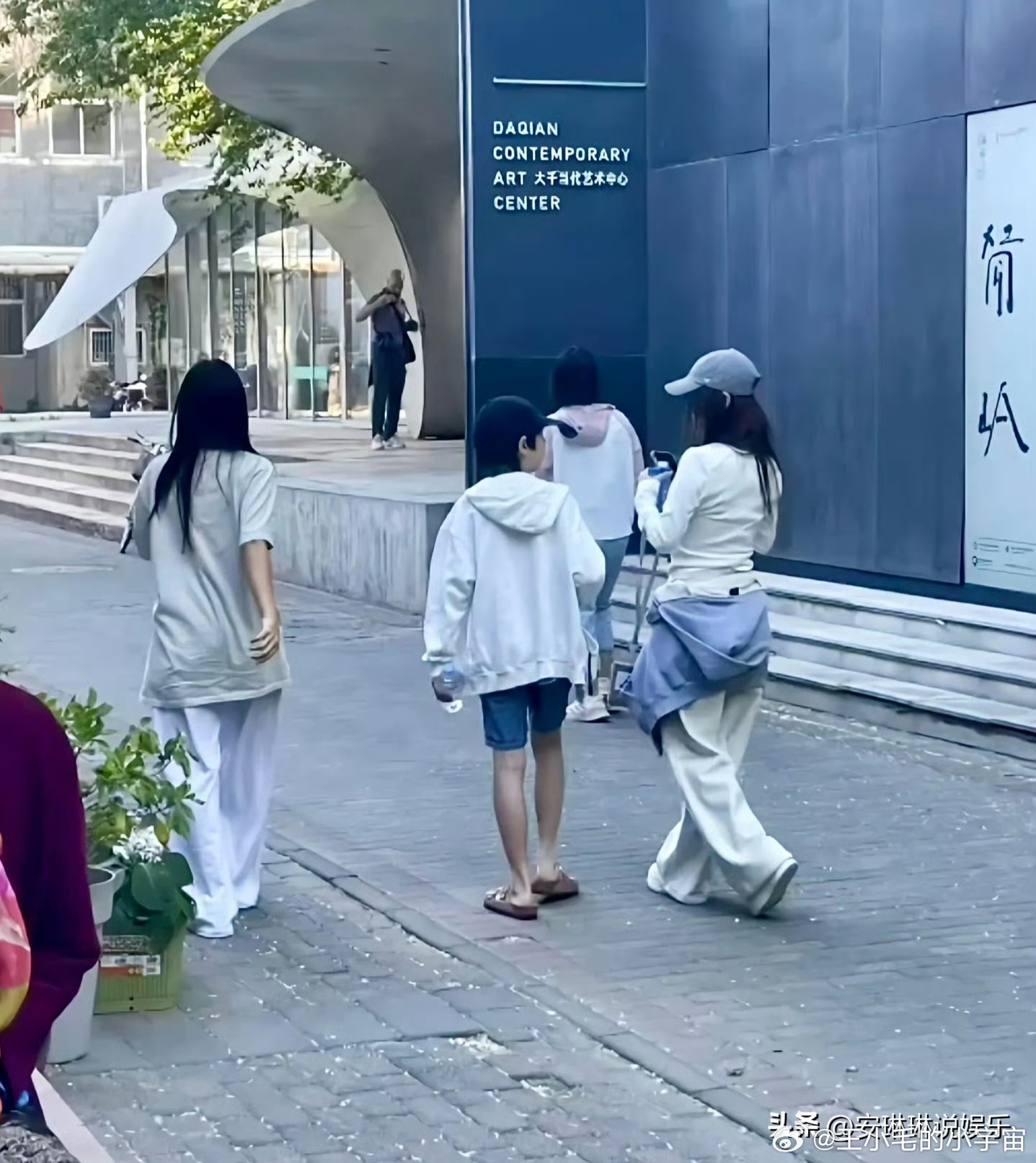 网友海门咖啡店偶遇甜馨和嗯哼，12岁嗯哼又长高了2026年3月24日，13岁的甜