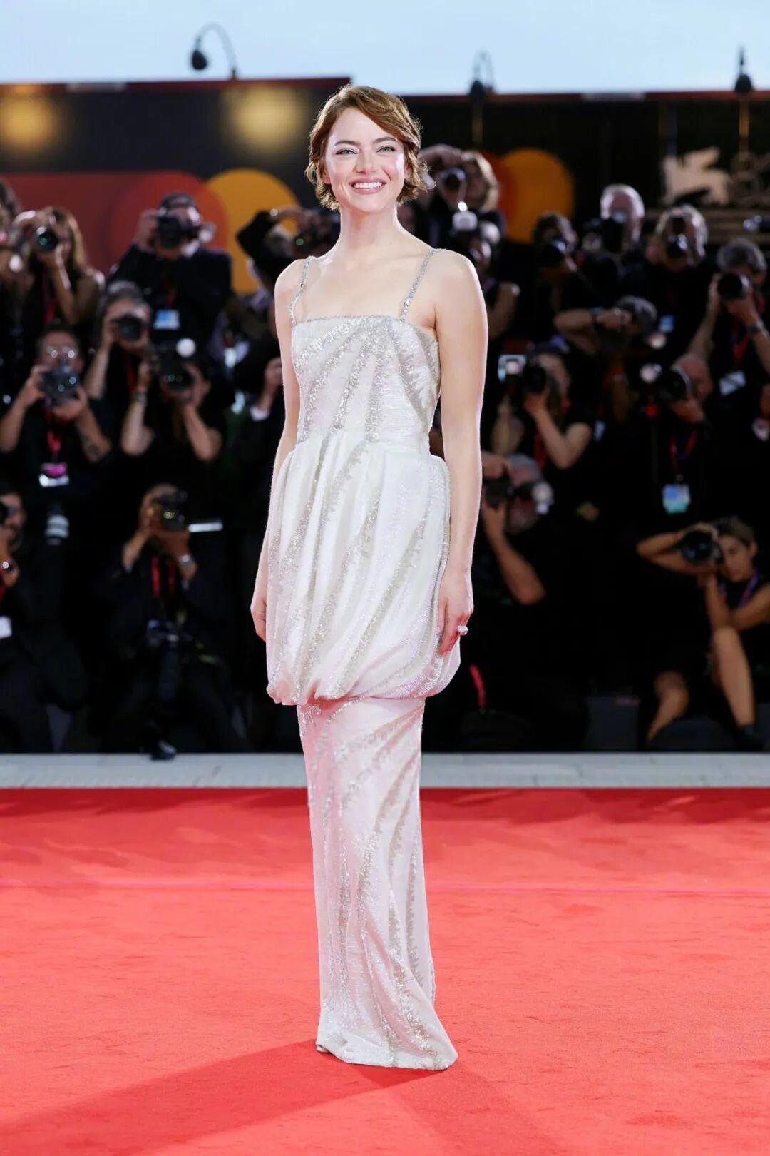 奥斯卡影后 Emma Stone（艾玛·斯通）在威尼斯电影节红毯清场，穿着Lou