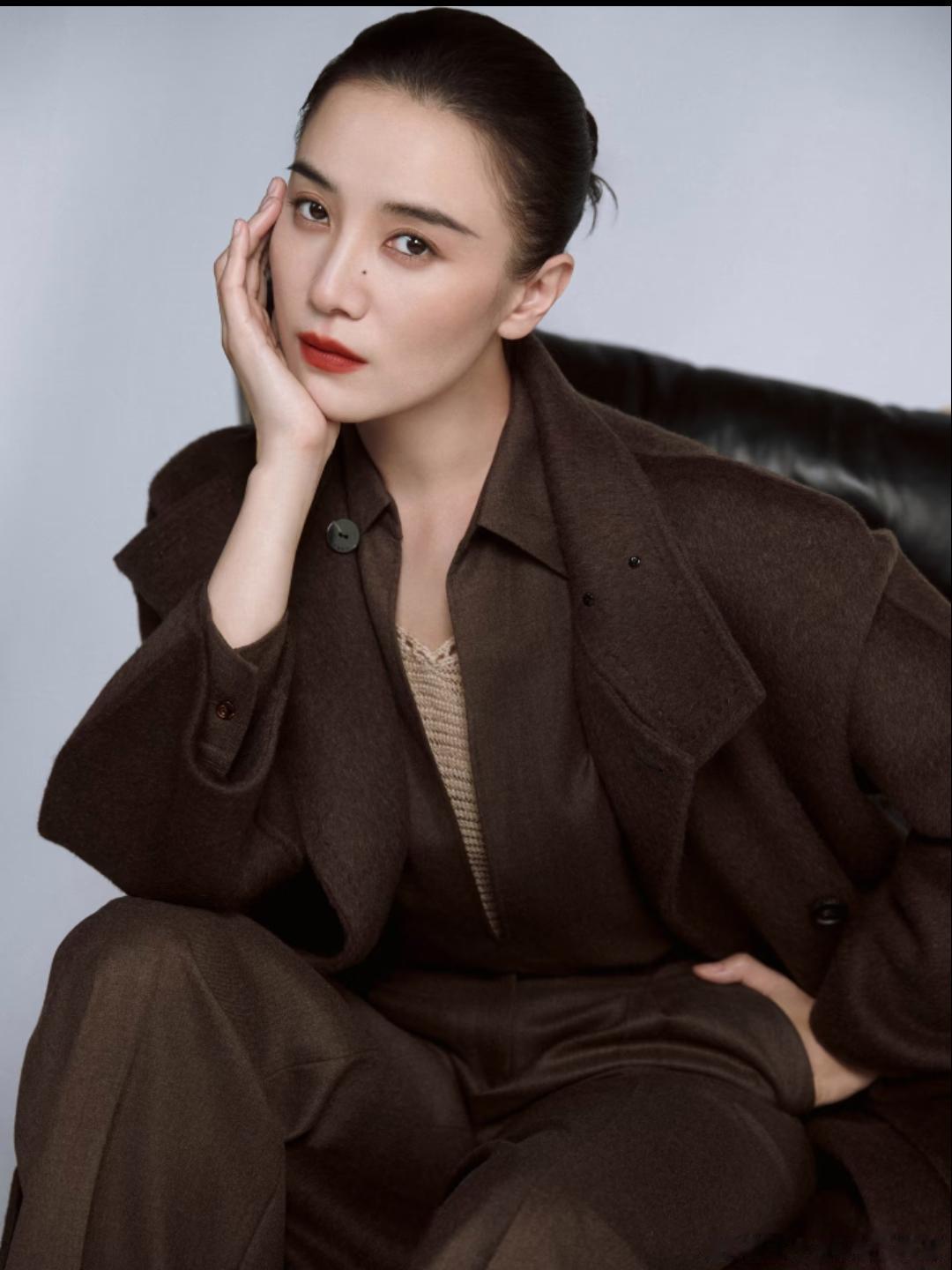 1. 宋佳拿下飞天奖视后后，虽然引起了一些争议，但她似乎没太受影响。毕竟在圈内发