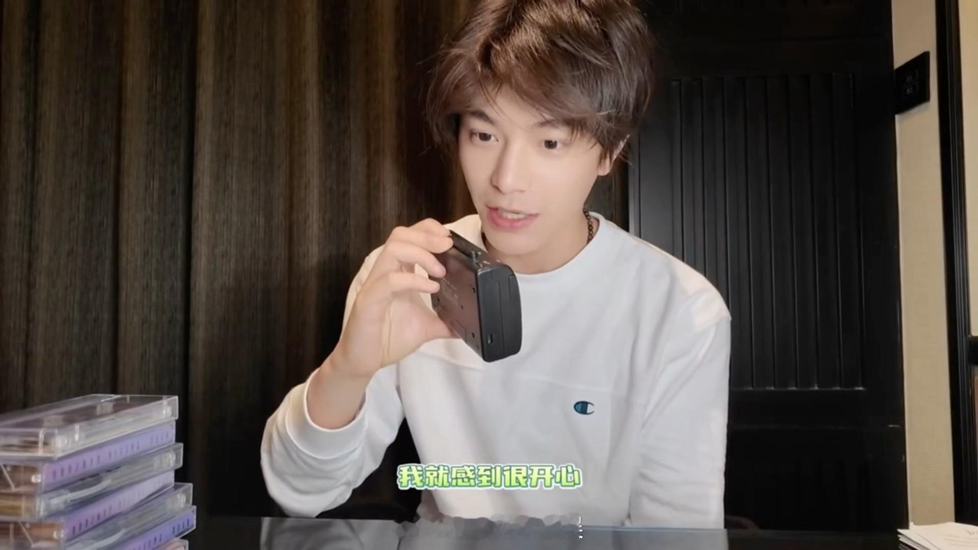 这段视频谁看了能不哭！沉浸式给粉丝准备逆应援磁带，亲手打包亲自录音，真的太好哭了