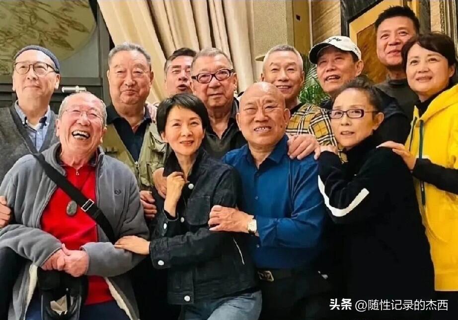 这张合影真是有意义啊群星璀璨，里面有明星夫妻茹萍、刘之冰他们很恩爱，是最不会离婚