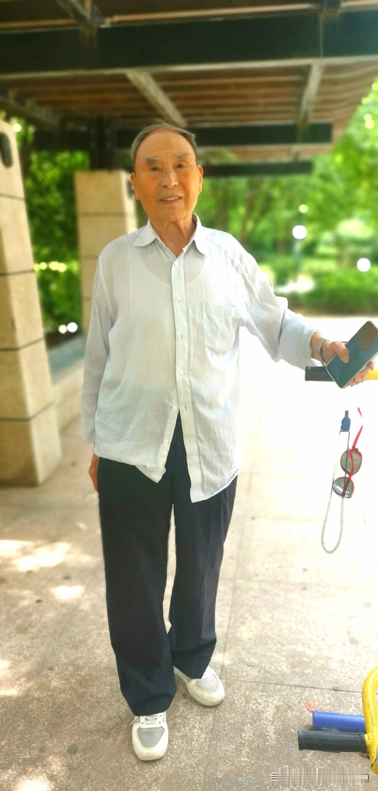 九六高龄老兵，半生风雨，一世豁达
 
       中午在小区纳凉，几位口音各异