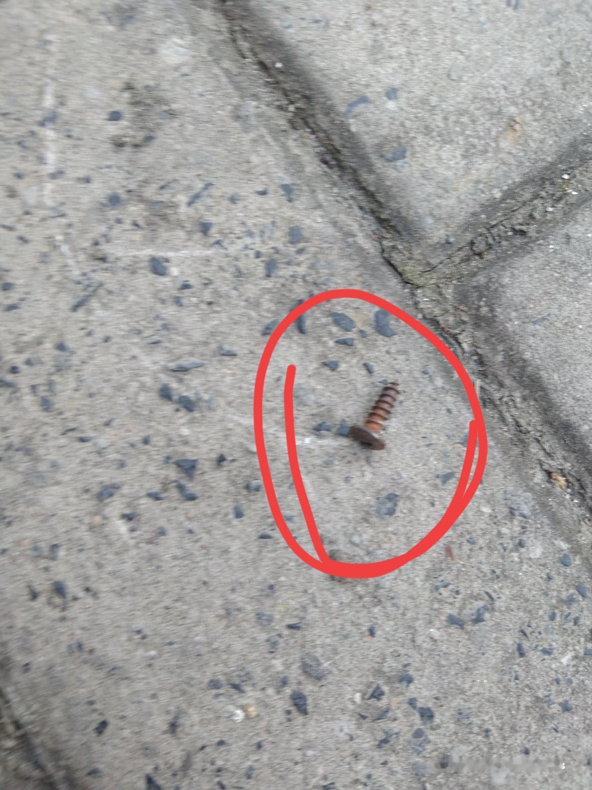 偶尔一两次碰见这种钉子，应该不会生疑。但是在常走的某些道路上屡次见到钉子，且常有