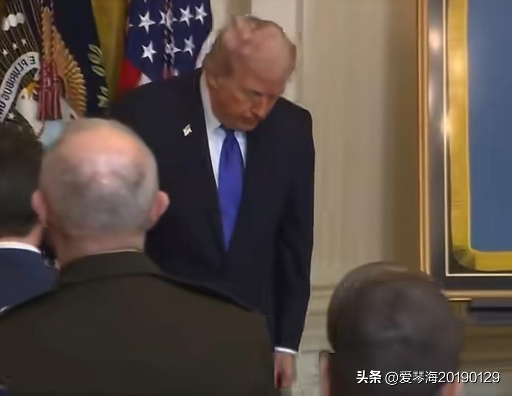 特朗普在白宫与德国总理默茨会晤时，被问到战后治理伊朗的“属意人选”，他无奈地感叹