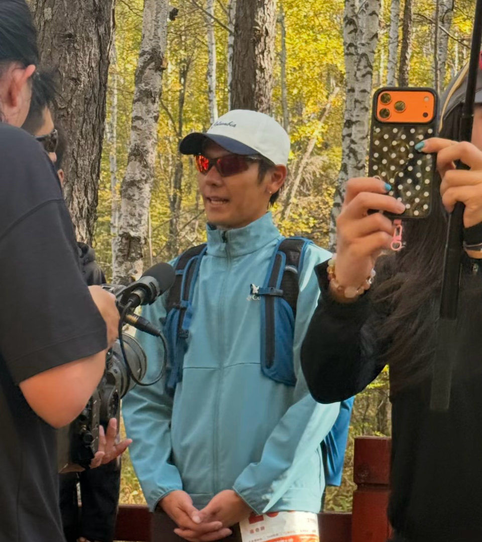 阿尔山偶遇蒋奇明蒋奇明新手钓鱼佬严肃进阶阿尔山偶遇蒋奇明，蓝天山野作背景，蓝色穿