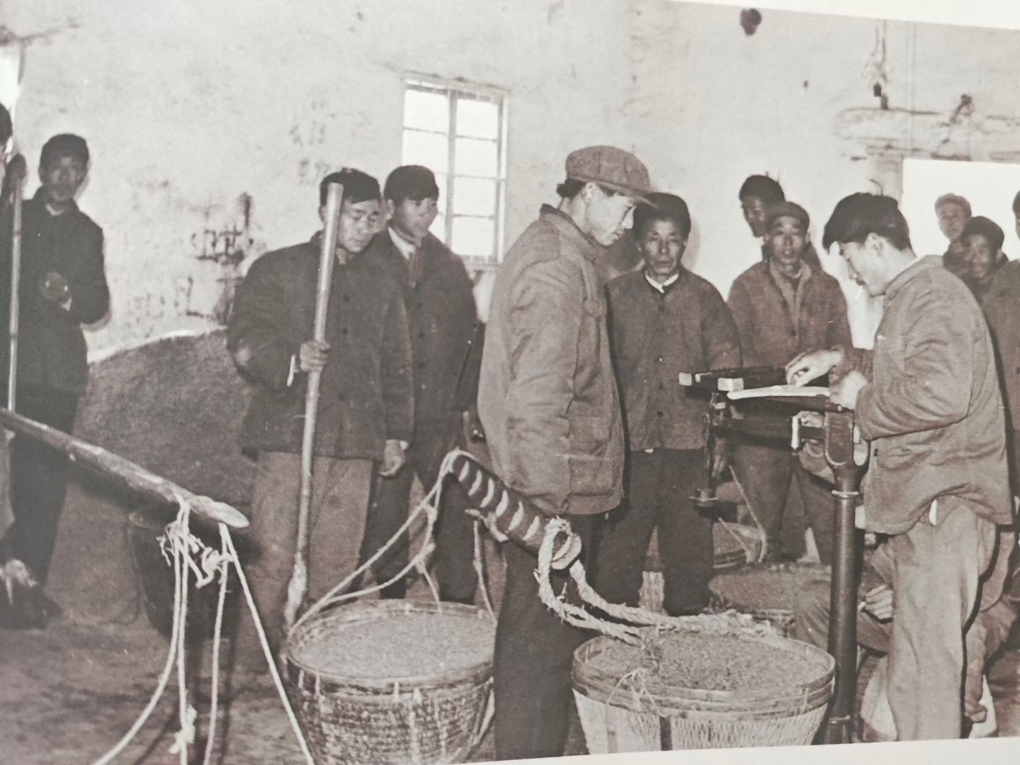 代表说农民交的公粮就等于交了社保农业税2006年被废除，也才过了20年而已。老一