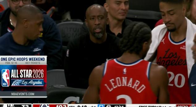 快船大将科林斯真是太有眼力见了！在今天快船主场迎战篮网的比赛中，当时比赛进行到了