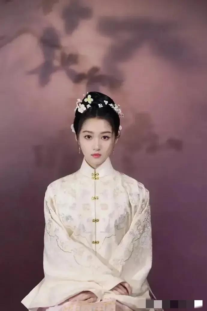 导演是不是有点搞错了？

昨晚的古装四美，刘诗诗太瘦，撑不起唐朝妆容；而关晓彤的