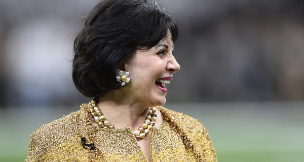 新奥尔良鹈鹕队老板盖尔·本森已将关于主教练威利·格林未来的决策交给了执行副总裁乔