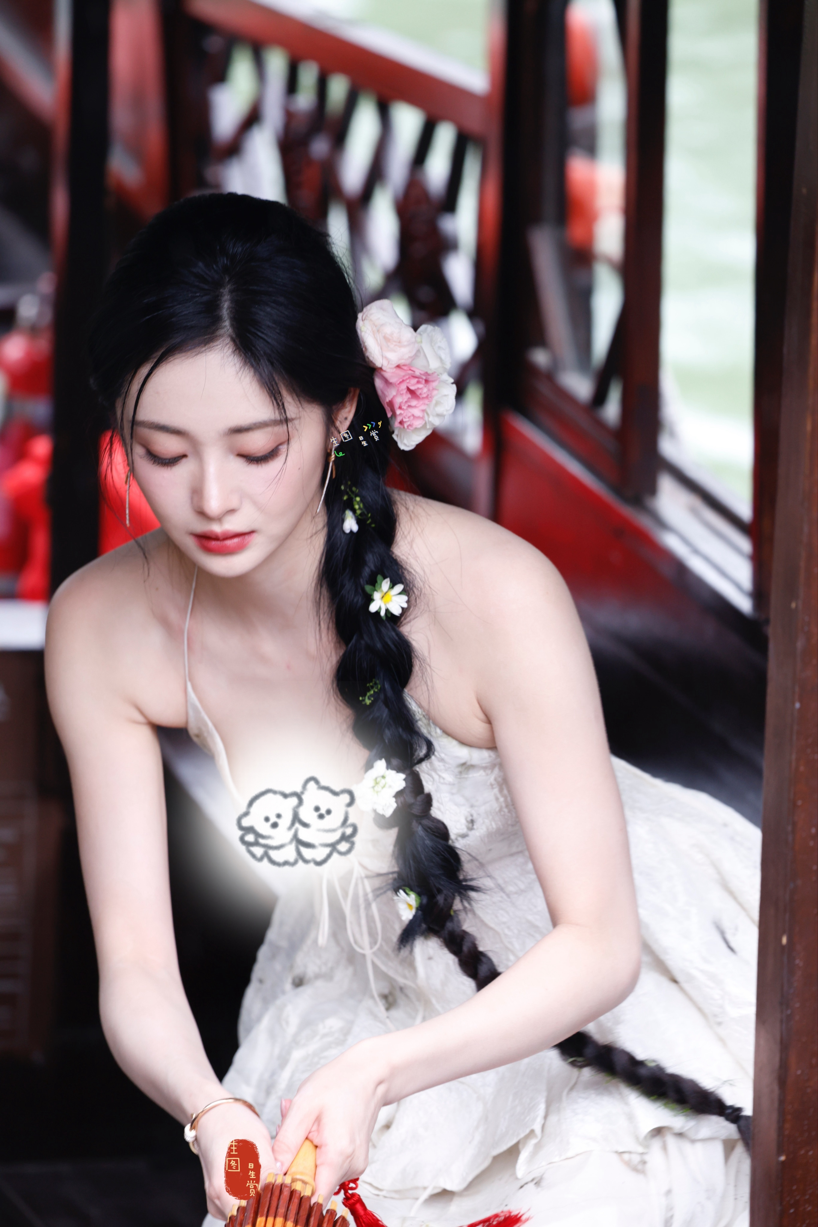 周洁琼江南美人具像化了 又又又被美到了！她坐在船里微微低头那个侧颜，古典韵味拉满