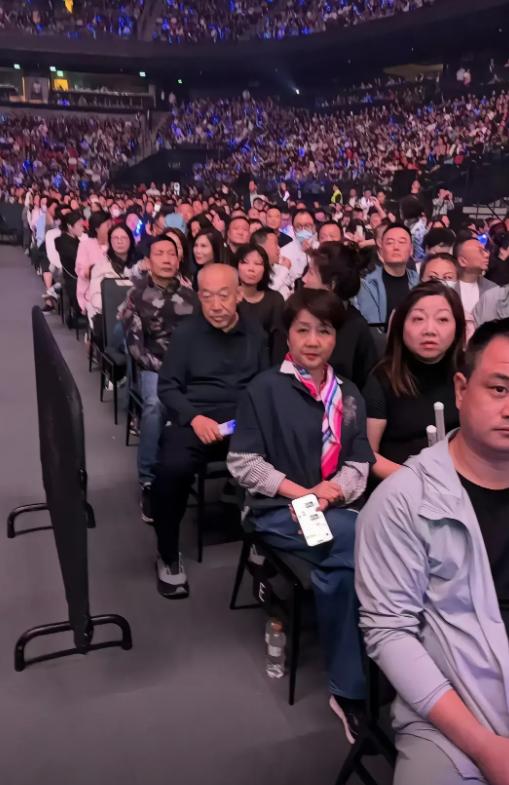 四太来追星，居然选择了“平民席”？这份心态可爱到让我直呼“上头”！赌王家的“追星