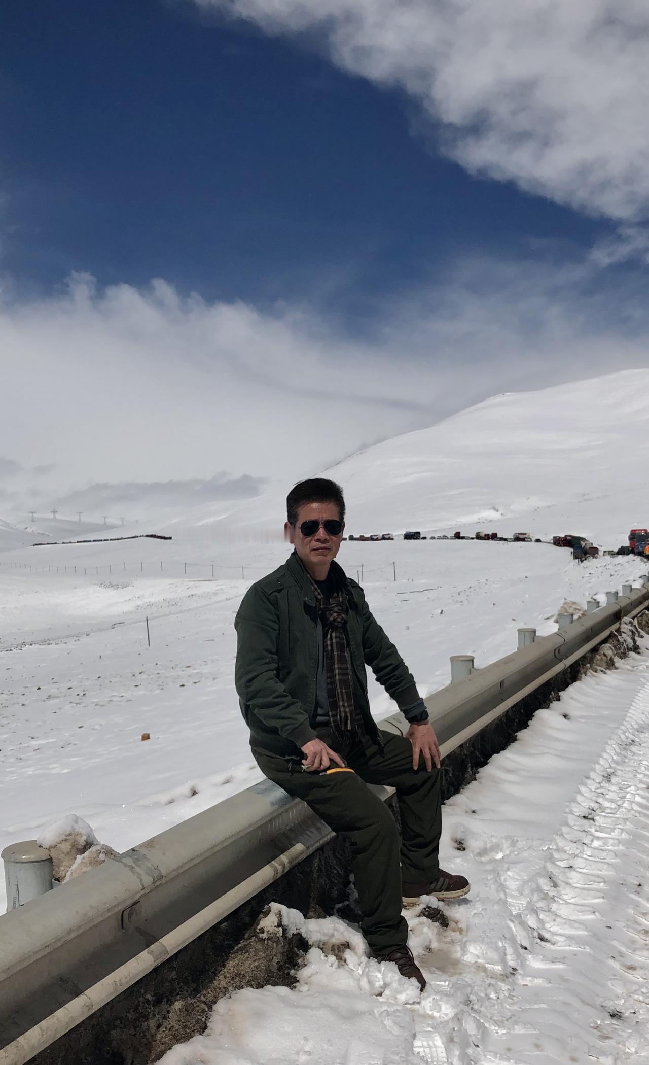 一路翻越唐古拉山雪山垭口，驻足业拉山，打卡可可西里观景台，站在怒江七十二拐之巅俯