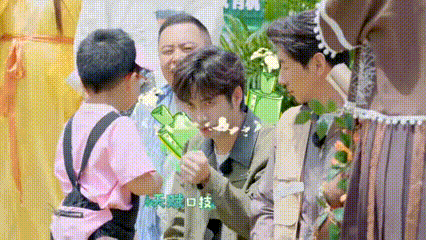 张颜齐用口技征服小孩哥 小孩哥被张颜齐的口技实力圈粉，摩托车的声音模仿得栩栩如生