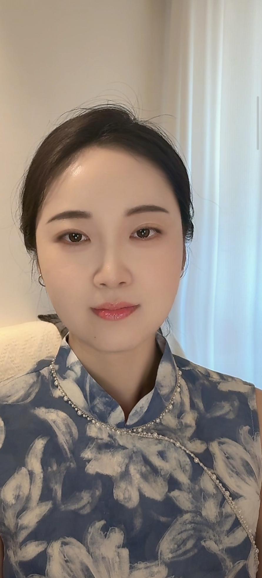 赞好友-林海华

文/熏墨
卿之风姿韵自佳，宛如明月映清嘉；
不随流俗争浮华，心