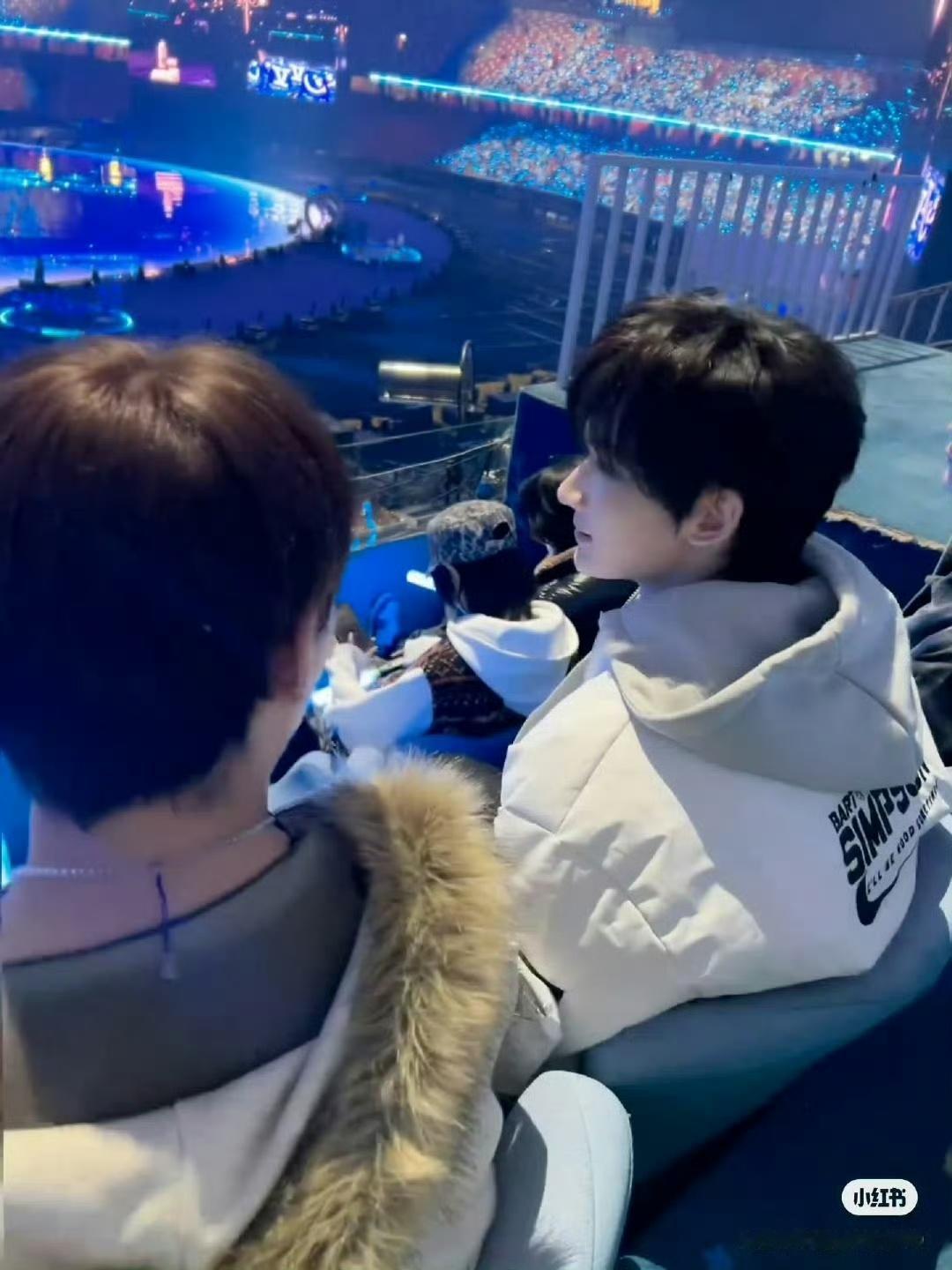 余宇涵去看张杰演唱会余宇涵咋这么有活力尼，精力借我点……在张杰演唱会偶遇余宇涵