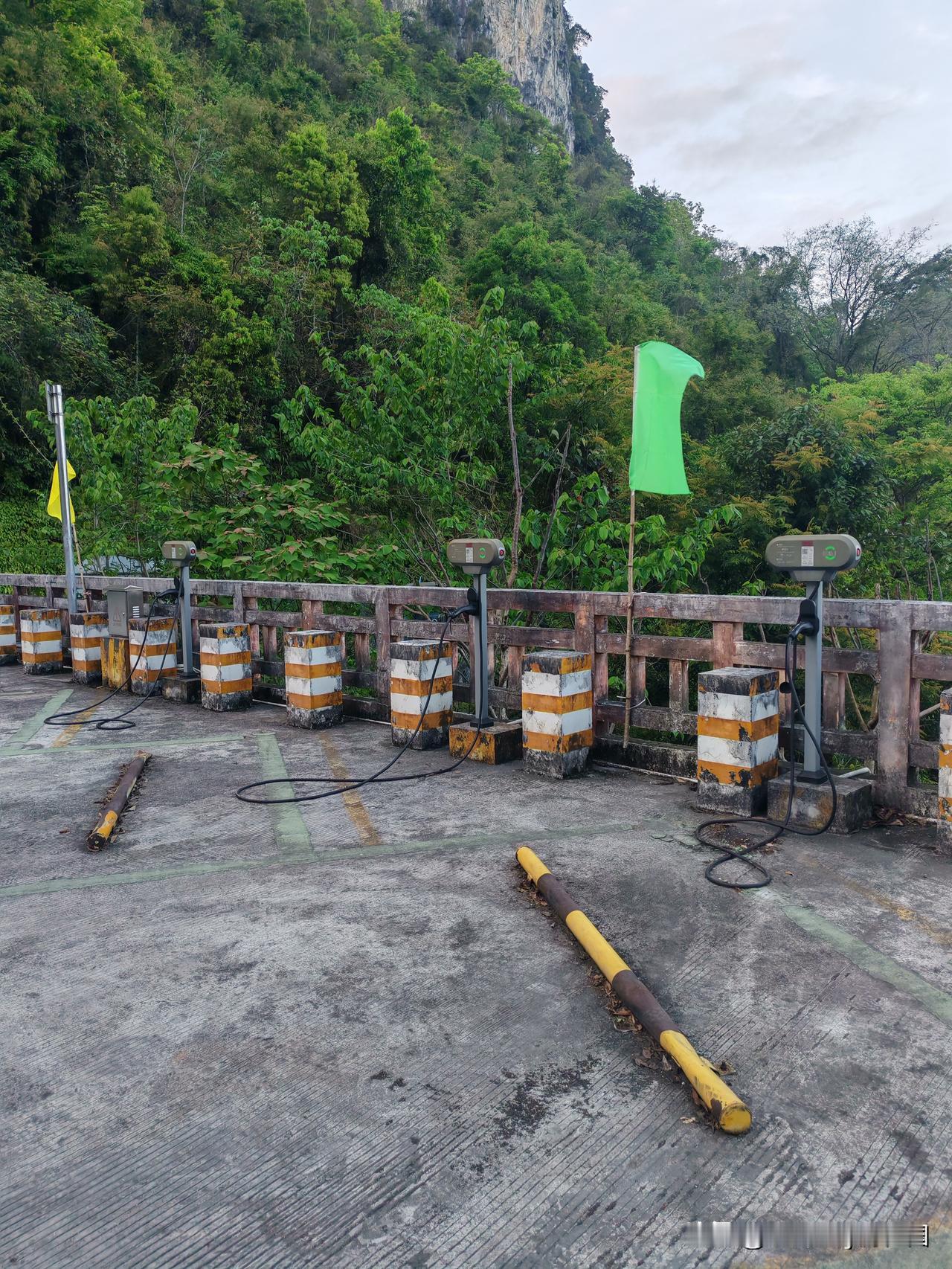 推荐天峨县一免费露营地
1、免费驻车 ，地面平整，车位充足
2、有水，水质检测1