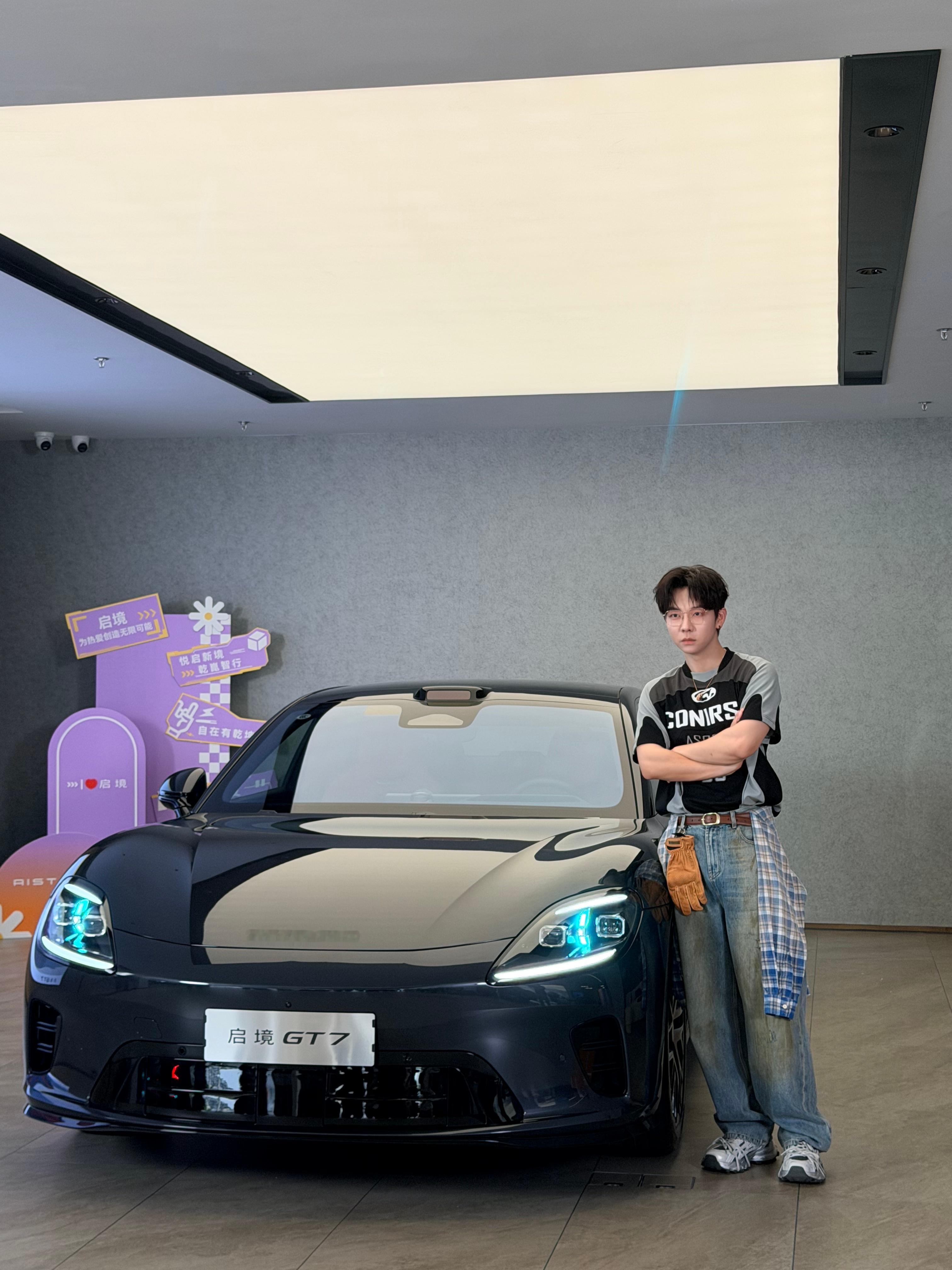 胡夏提车启境的车主们你们怎么这么有福气下次买车我就这么发朋友圈 启境GT7  