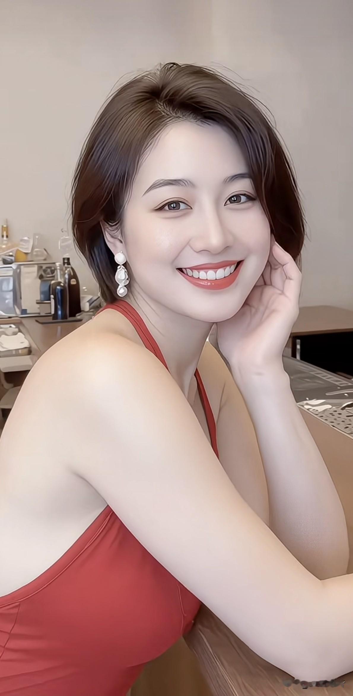 甜美笑容，红裙优雅，咖啡馆里的迷人瞬间